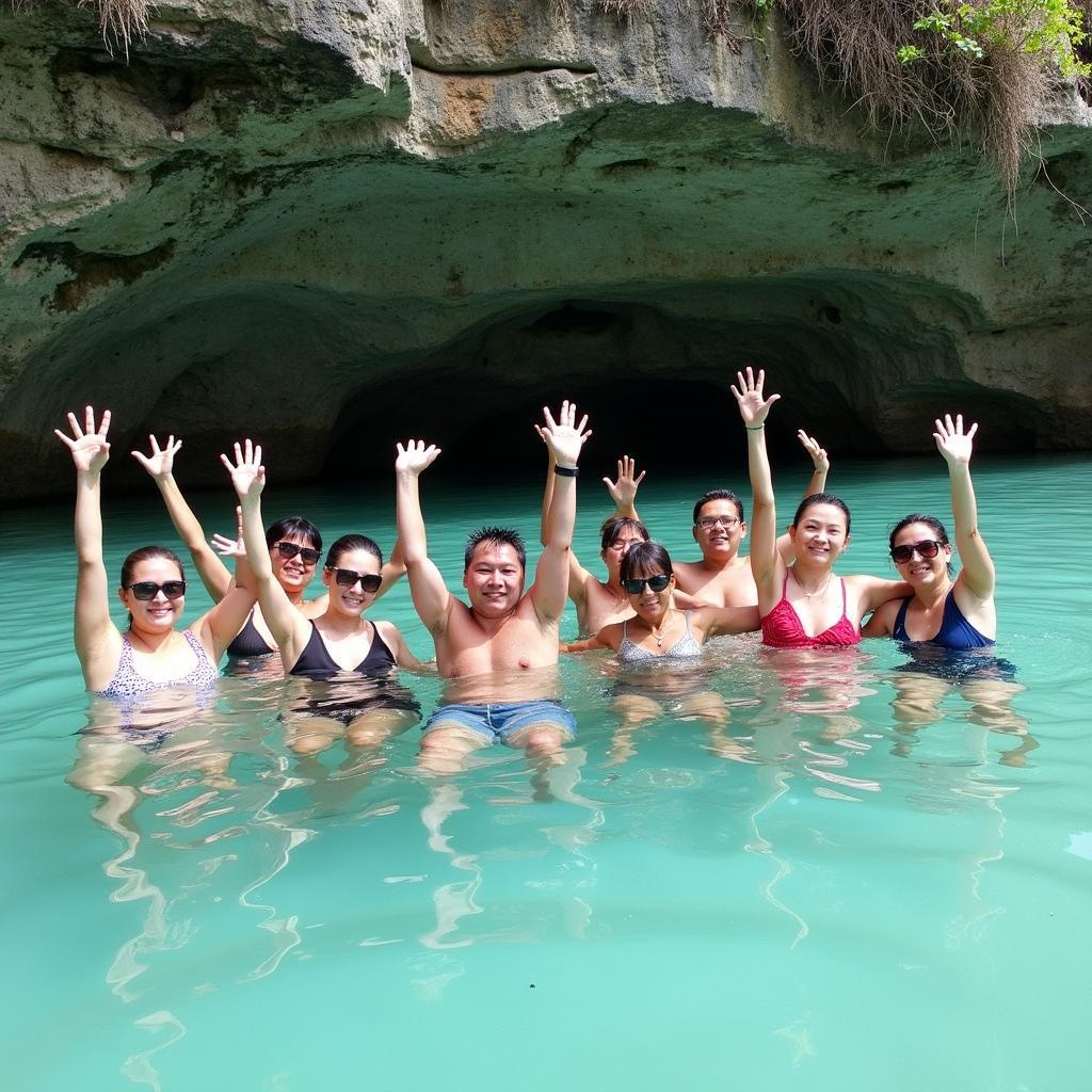 Du khách vui vẻ tắm mát tại hồ nước tự nhiên trong xanh dưới chân Thác Hón Yên